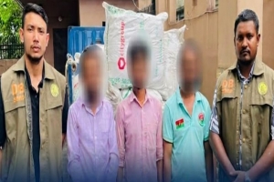 কুশিঘাটে পিকআপ ভর্তি ভারতীয় চা-পাতাসহ আটক ৩
