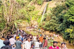 পর্যটকের পদভারে মুখরিত মাধবকুণ্ড জলপ্রপাত