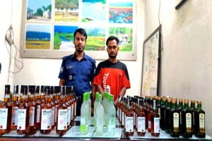 জৈন্তাপুরে ভোরে পুলিশের অভিযান, অটোরিকশা থেকে ৯৬ বোতল মদ উদ্ধার