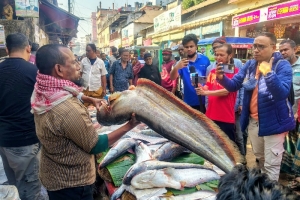 কমলগঞ্জে বসেছে ঐতিহ্যবাহী মাছের মেলা