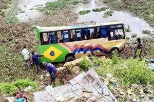  সুনামগঞ্জে  নিয়ন্ত্রণ হারিয়ে যাত্রীবাহী বাস খাদে, আহত ১৫