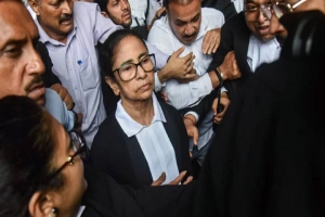 কলকাতা হাইকোর্টে মমতাকে ঘিরে বিক্ষোভ