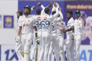 বিজয়ের বিদায়ের পর জুটি গড়ার চেষ্টায় মুমিনুল–সাদমান
