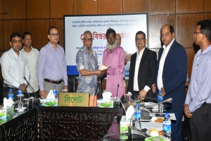  শ্রমিকদের চিকিৎসা সহায়তার পাশাপাশি মেধাবী সন্তানদের শিক্ষাব্যয় বহন করবে সরকার: শ্রমমন্ত্রী