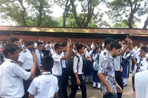  স্কলার্সহোমে শিক্ষার্থীদের বিক্ষোভ: উপাধ্যক্ষের অপসারণসহ ৫ দাবি