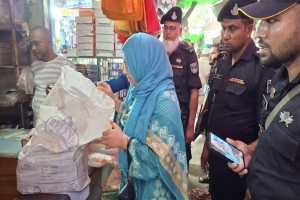 বন্দরবাজারে পরিবেশ অধিদপ্তরের অভিযানে ৫ প্রতিষ্ঠানকে জরিমানা