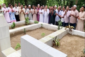 সাংবাদিক তুরাবের কবর জিয়ারত করলেন এমপি এমরান আহমদ চৌধুরী